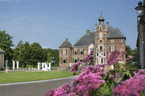 Antiek en Curiosa fair kasteelpark Cannenburch